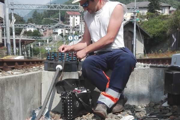 Cablaggio in campo di una cassetta terminale di un deviatoio per la trasformazione di due deviatoi semplici in comunicazione A/B