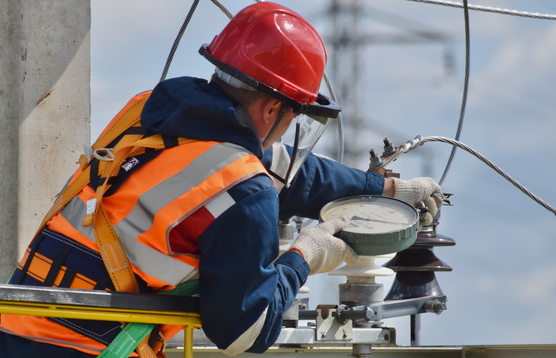 Abbiamo una profonda conoscenza delle normative di sicurezza e delle linee guida governative riguardanti l'industria oil and gas e il settore chimico