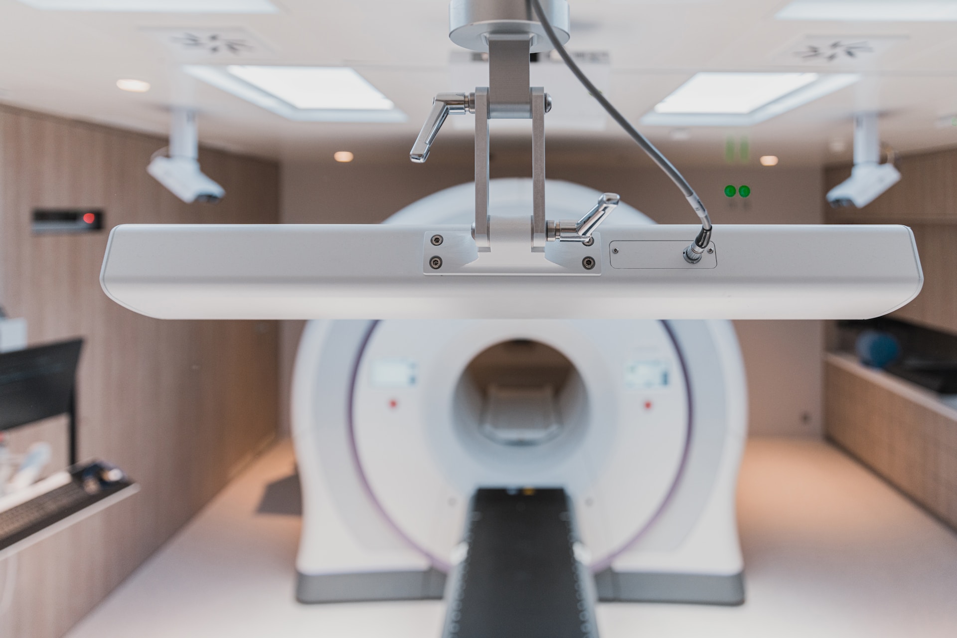 Con un'ampia esperienza nella progettazione di impianti elettrici per ospedali, sviluppiamo soluzioni personalizzate per soddisfare le esigenze specifiche di continuità ed affidabilità, sia a media sia a bassa tensione. 