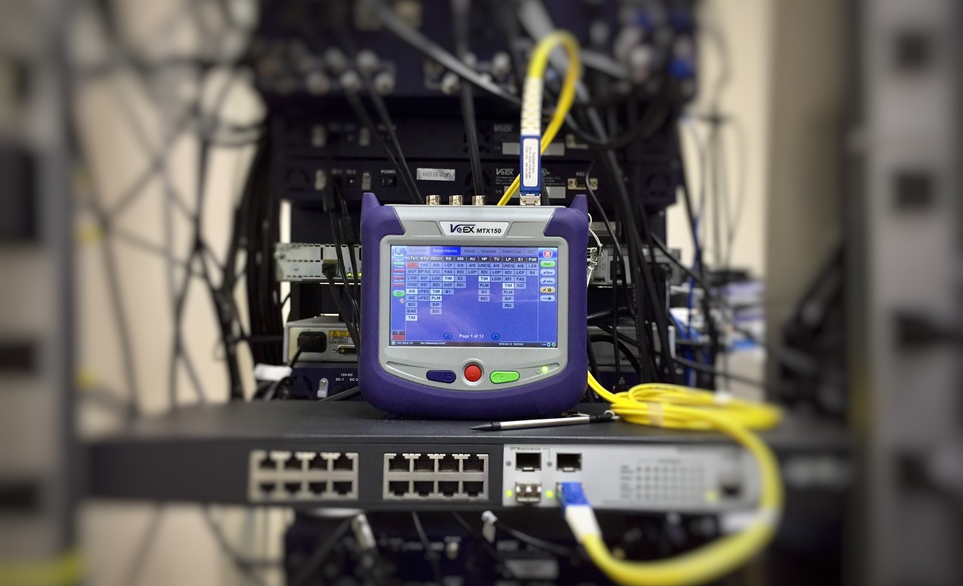 Offriamo un servizio completo di direzione lavori e collaudi per assicurarci che gli impianti elettrici e di sicurezza siano correttamente realizzati e funzionanti, garantendo la conformità agli standard di sicurezza vigenti